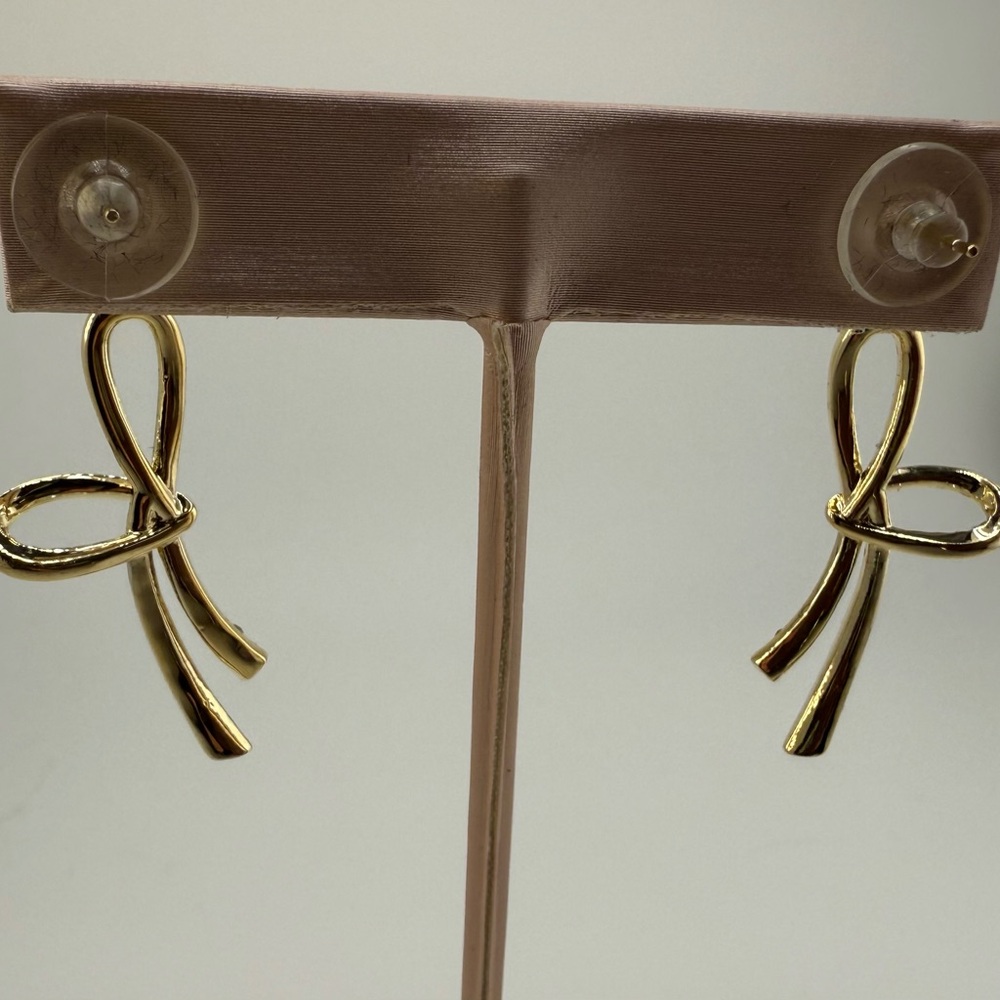 CZ & Pearl Drop Earrings NEW! Gold In Color Perfect For Any Occasion - Picture 7 of 9